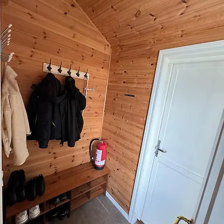 Koselig Gardshus * Hjelmas
